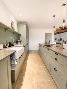 Perspective d'une cuisine design Häcker Systemat AV6035 avec évier timbre d'office, façades Eucalyptus et finitions haut de gamme signées JustKitchens.
