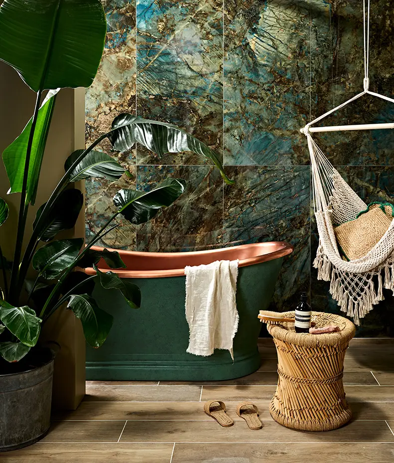 Carrelage Rainforest Porcelain Lemurian de Ca’ Pietra, effet pierre naturelle aux nuances vert émeraude.