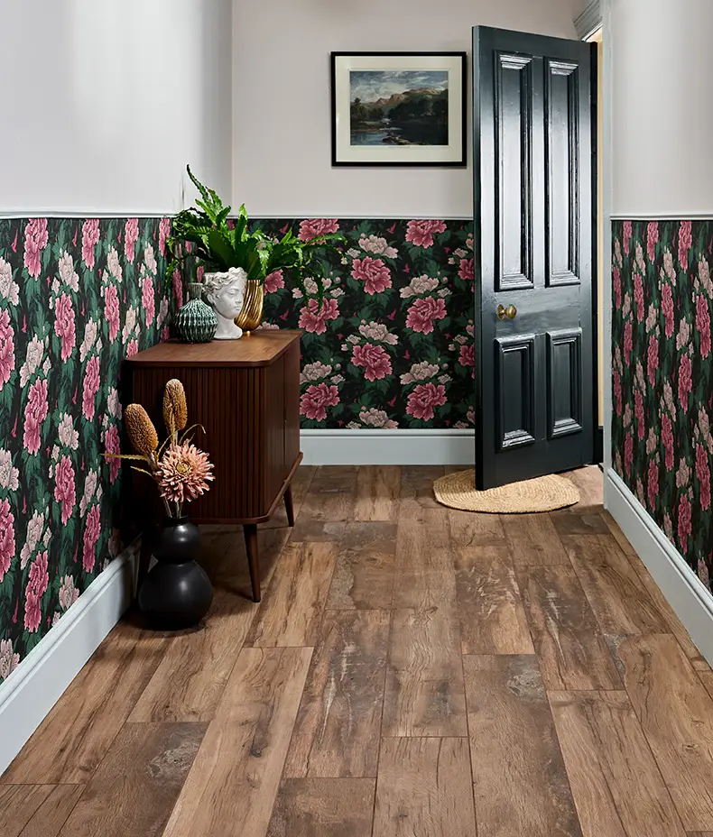 Détail plan de travail en pierre naturelle et crédence assortie pour cuisine design.