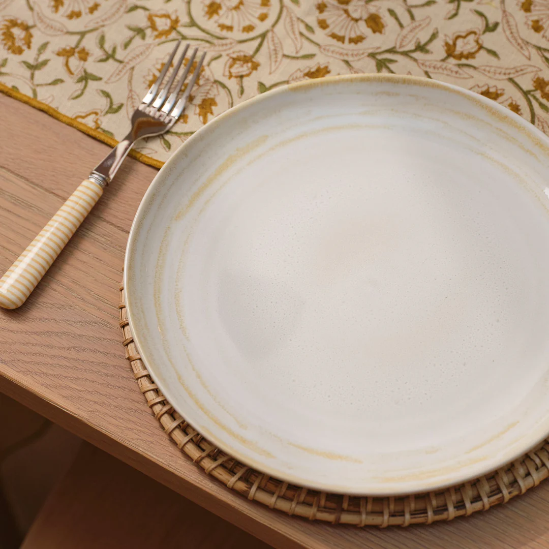 Assiette plate Neptune de la collection Amberley, mise en scène dans un environnement culinaire haut de gamme signé JustKitchens.