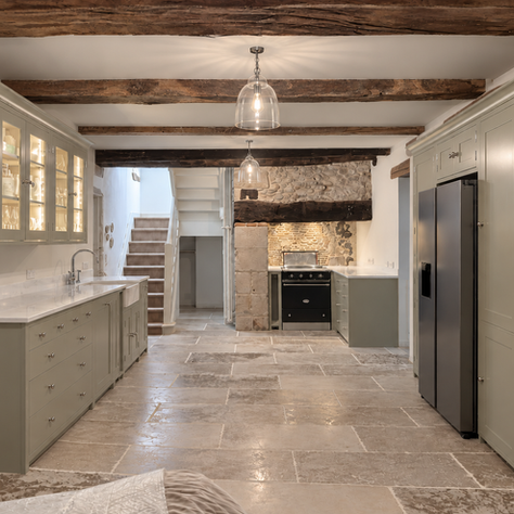 Cuisine Neptune Suffolk en French Grey avec plan de travail Silestone Ethereal Glow et four Lacanche dans une maison ancienne
