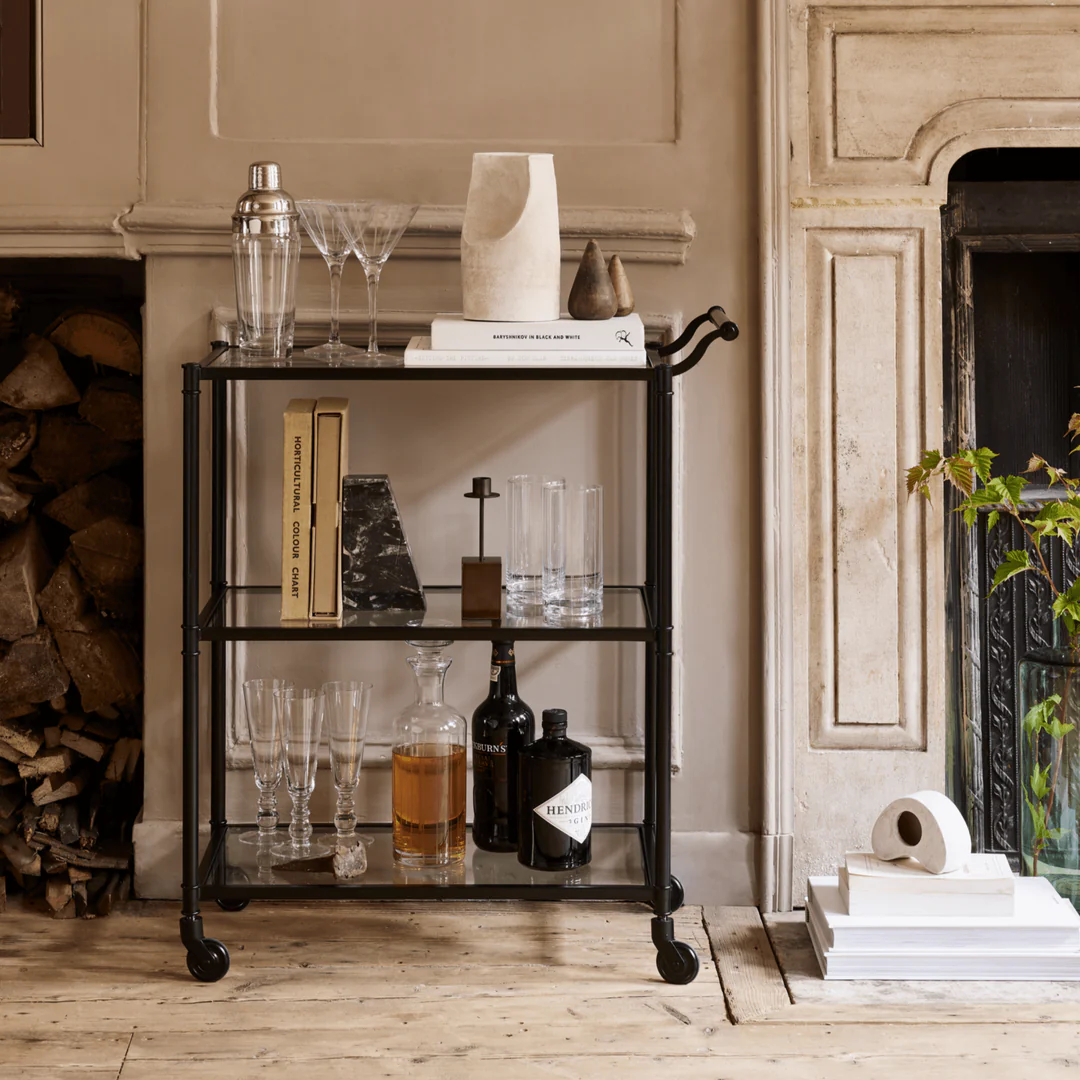 Desserte bar utilisée dans une installation de cuisine contemporaine sur mesure.