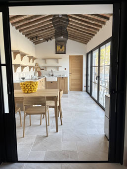 Cuisiniste spécialisé en cuisine d’été sur mesure à proximité de la piscine sur l’Île de Ré