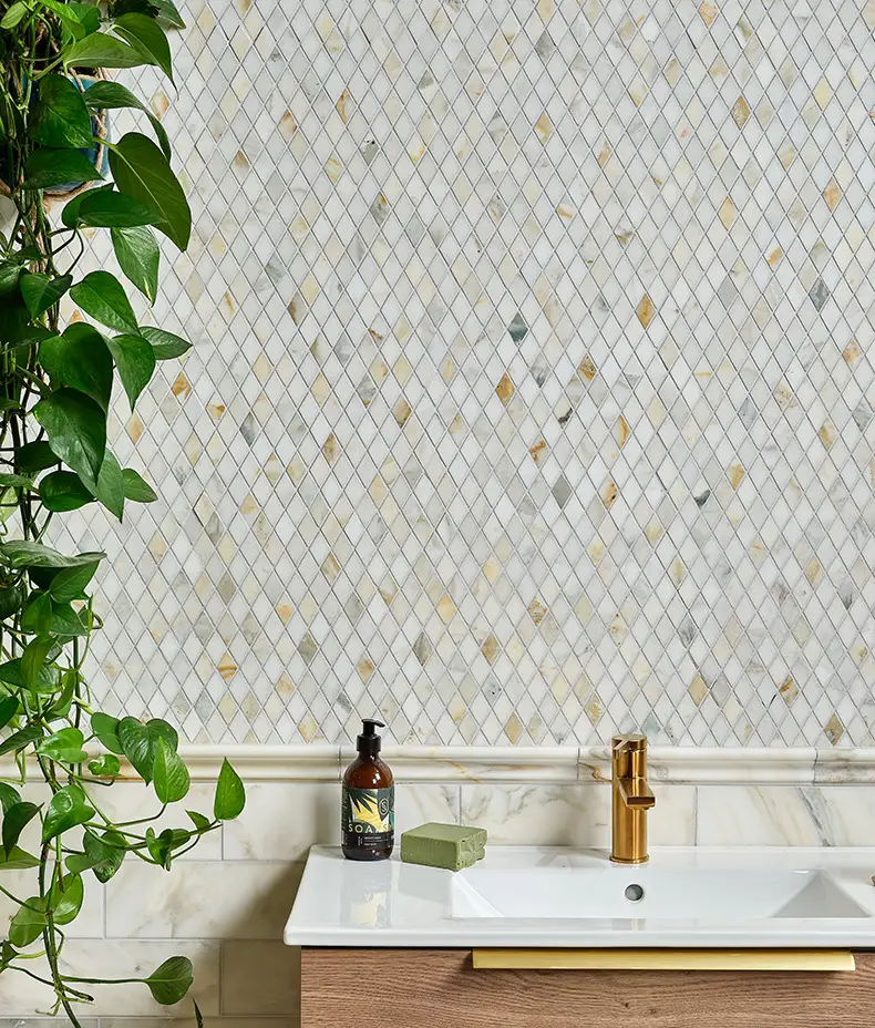 Mosaïque Palazzo Oro Marble Diamond de Ca’ Pietra, marbre doré et blanc à motifs géométriques.