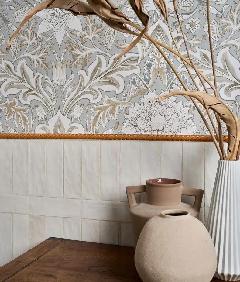 Détail plan de travail en pierre naturelle et crédence assortie pour cuisine design.