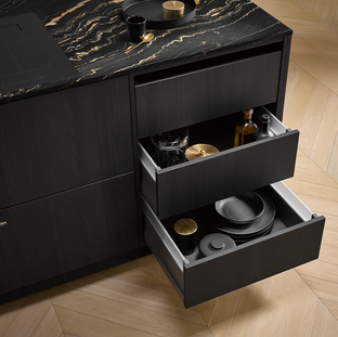 Cuisine design noir et ombre nature réalisée par JustKitchens à Auch.