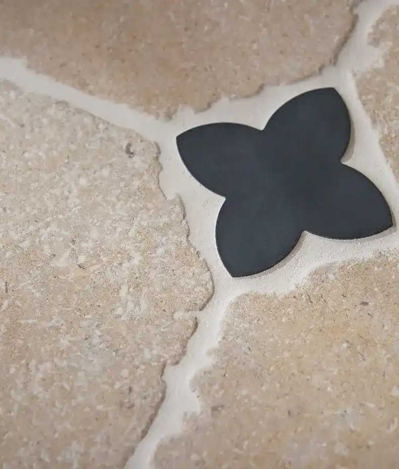 Cuisine épurée noir et blanc avec carrelage mural Ca’ Pietra.