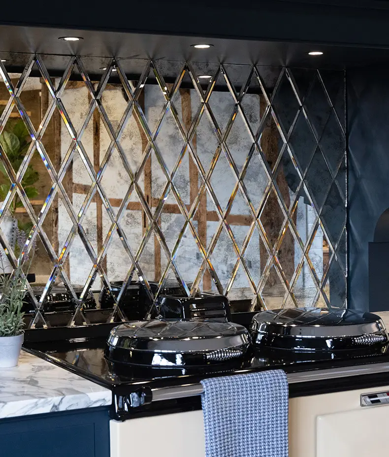 Crédence en marbre noir et blanc signée Ca’ Pietra dans une cuisine contemporaine.