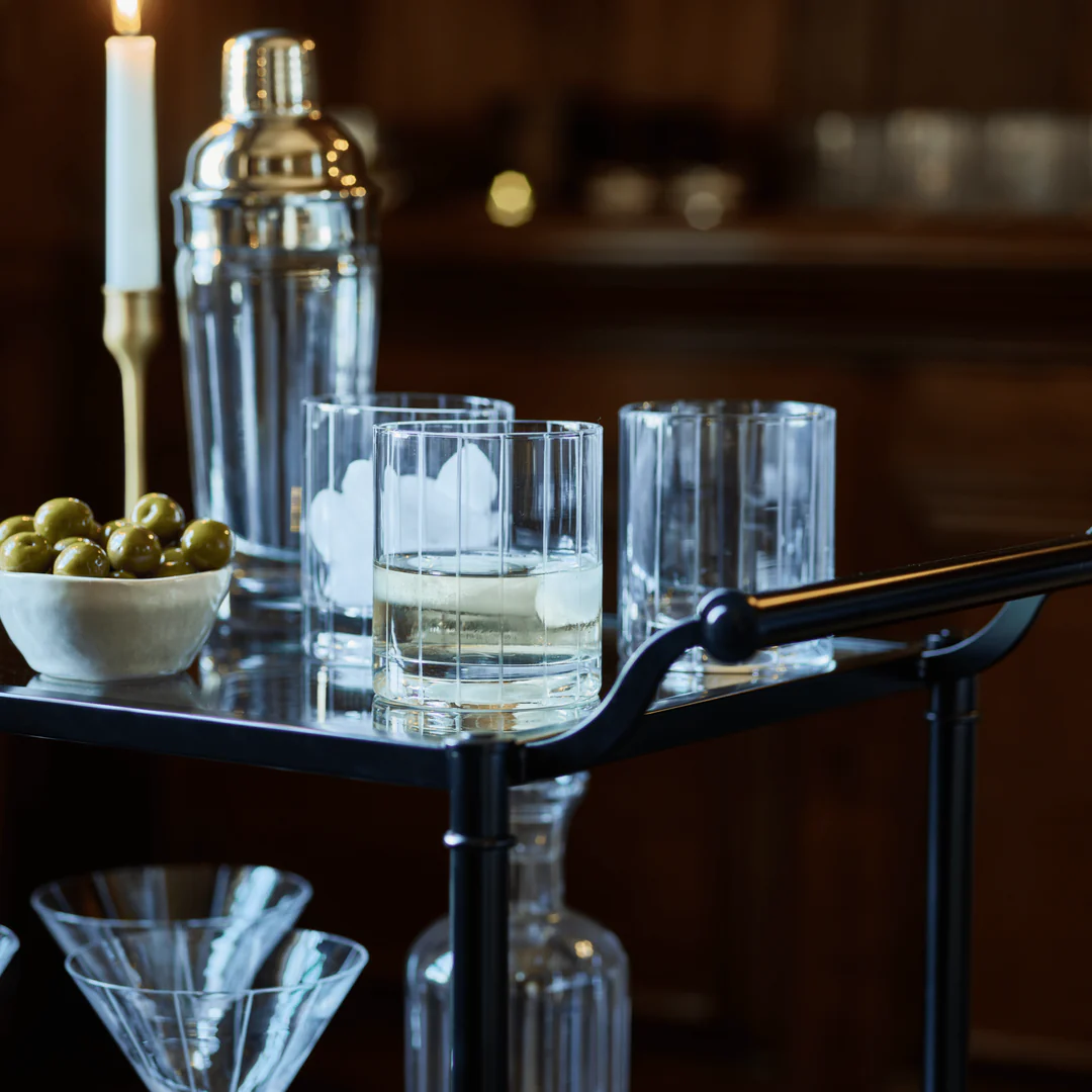 Espace bar maison dans une cuisine sur mesure installée en France ou en Espagne.