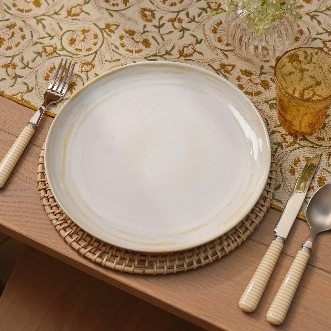 Vaisselle Neptune en grès texturé utilisée pour le dressage d’un plat, intégrée dans une cuisine sur mesure conçue par JustKitchens.