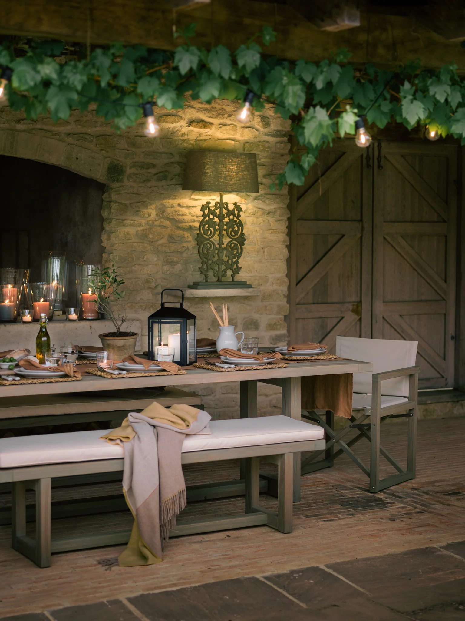 Cuisine d'été haut de gamme alliant design, matériaux durables et équipements performants pour une utilisation toute l'année.