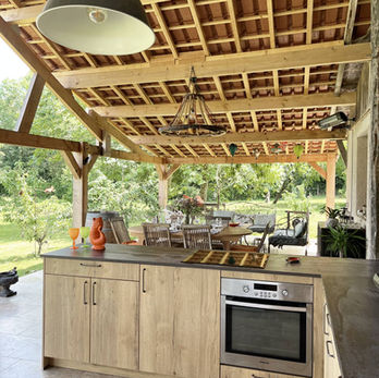Cuisine extérieure avec four, placards, et un plafond en bois, cuisine moderne Justkitchens.