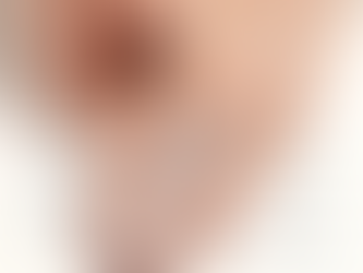 Hands with taupe nails displaying various sized diamonds, labeled by carat and dimensions, on a light background.