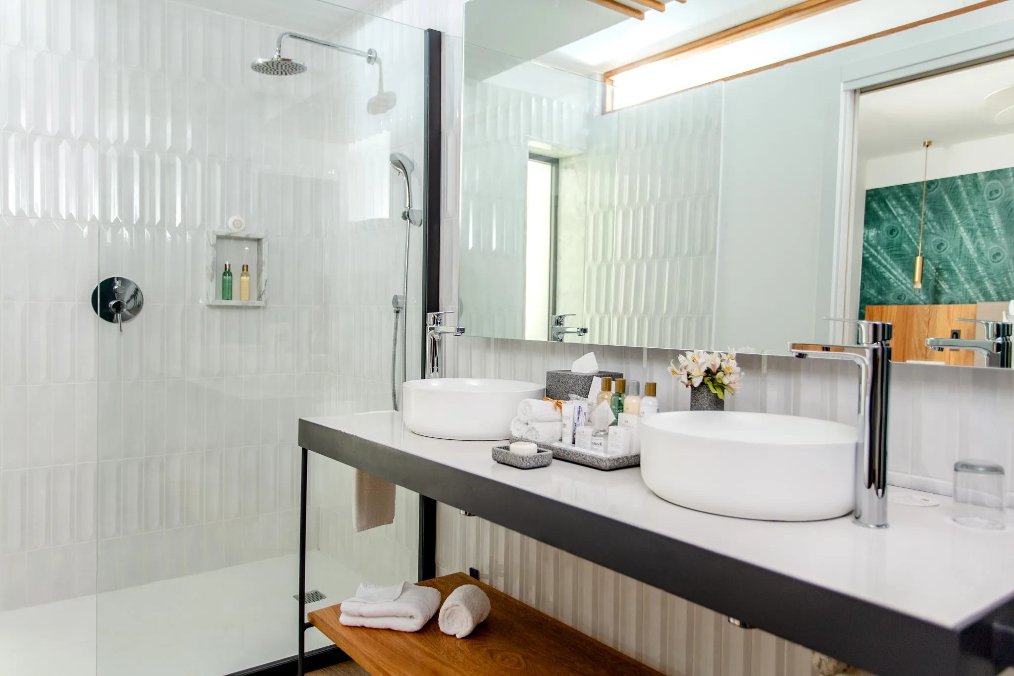 jr suite bath.webp