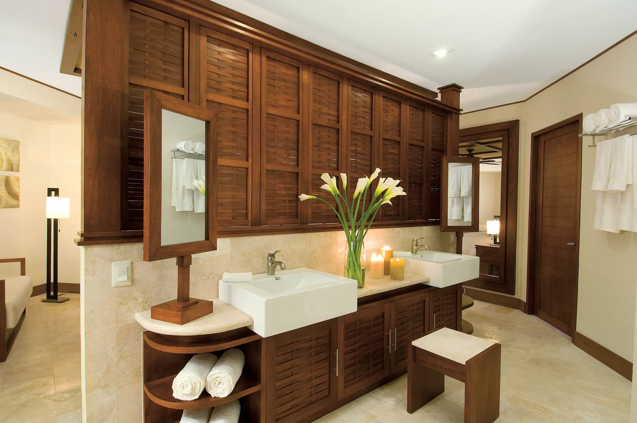 deluxe suite bath.webp