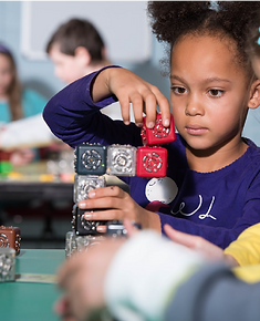 criança concentrada robótica