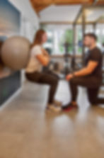 Physiotherapeut begleitet eine Patientin bei einer Übungstherapie