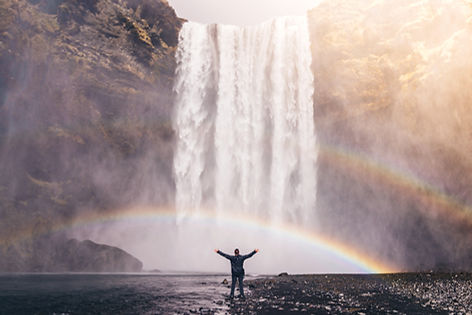 Mensch vor Wasserfall