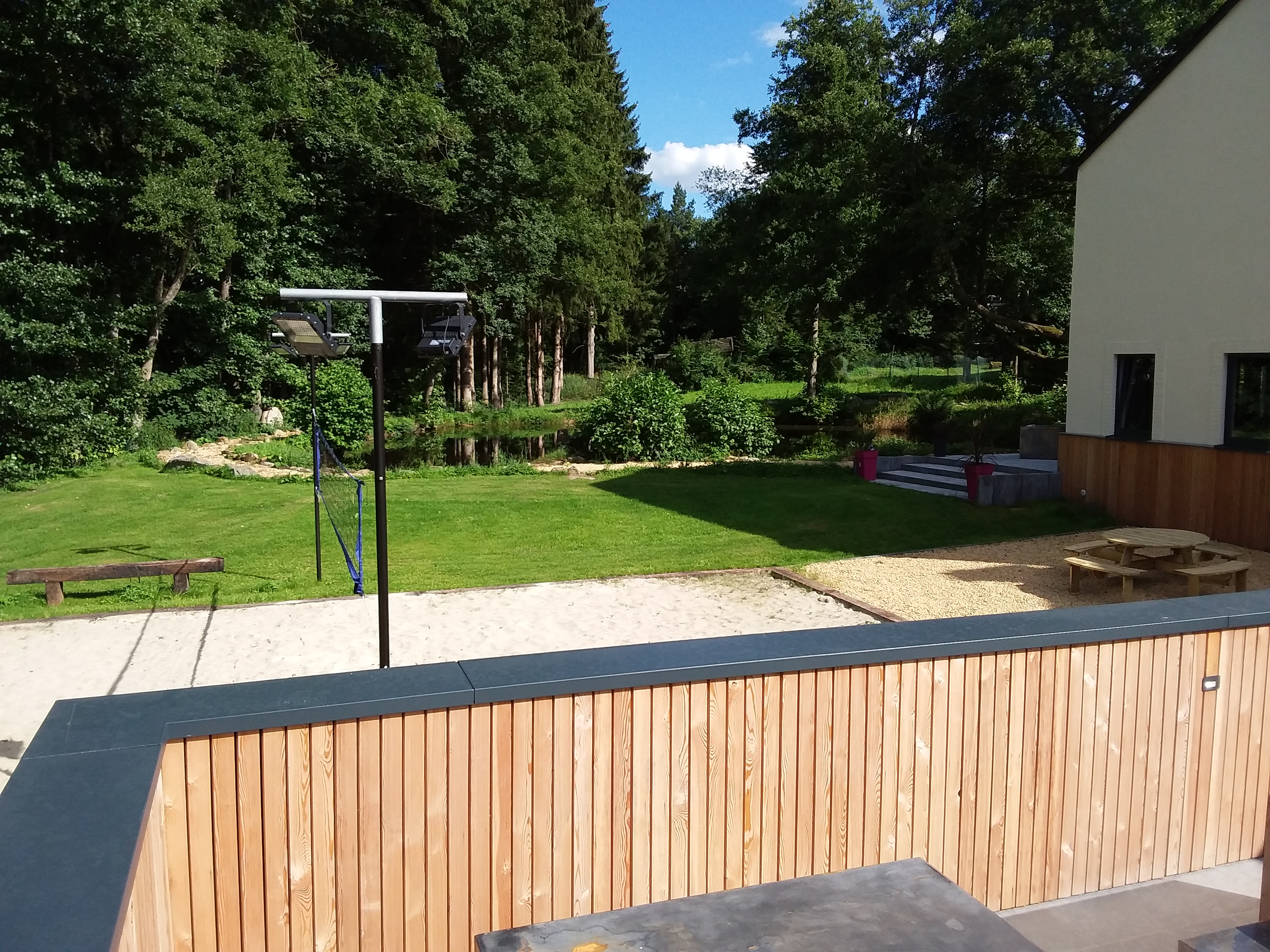 Vue de côté sur terrain de volley