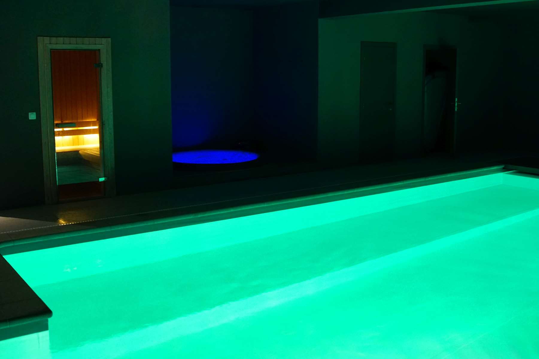 Piscine en soirée