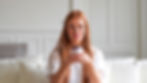 jeune femme portant la crème hydratante kory cream dans ses mains