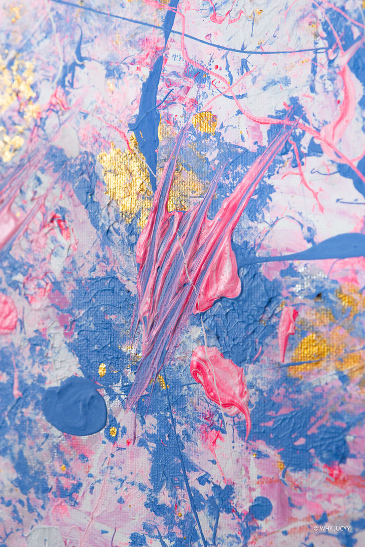 Detailaufnahme von „STRAWBERRY MILKSHAKE“ mit rosa, blauen und weißen Farbspuren sowie goldfarbenen Akzenten.