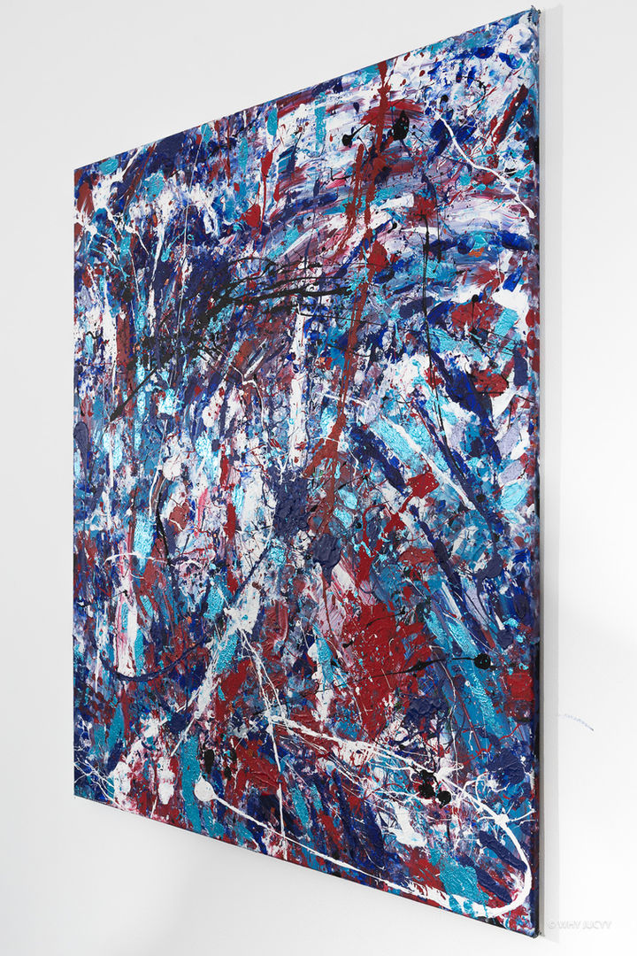 Abstraktes Gemälde „CHAOS INTO CREATION“ von WhyJucyy in Blau, Rot, Weiß und Schwarz mit dynamischen Farbschichten und expressiven Farbspuren.