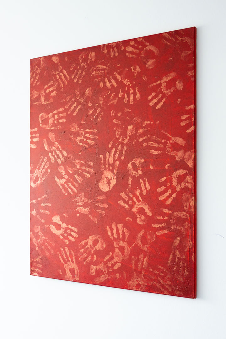 Quadratisches abstraktes Gemälde „ESCAPE“ von WhyJucyy in intensivem Rot mit Kupferfarbenen Handformen und strukturierter Oberfläche.