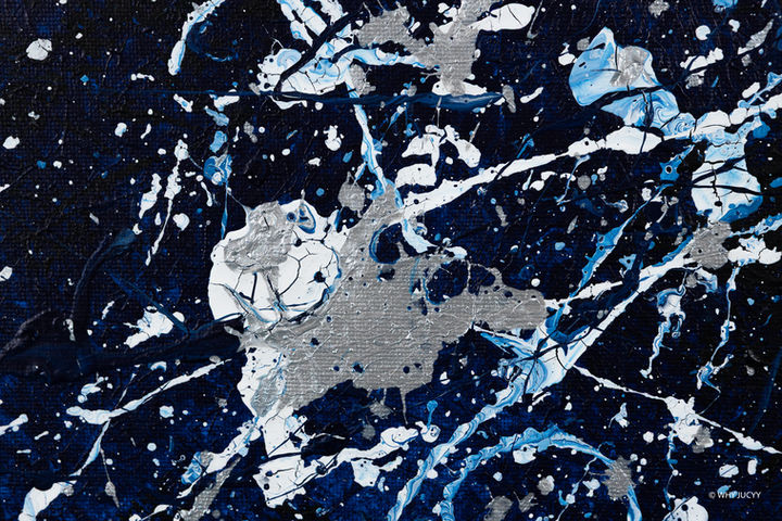 Detailaufnahme von „BELOW THE SURFACE“ mit tiefblauen Farbschichten, weißen Strukturen und silberfarbenen Reflexionen.