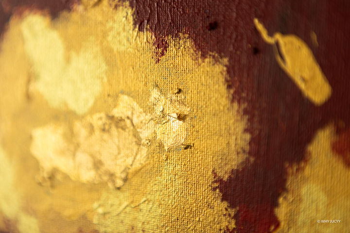 Detailaufnahme von „GOLDEN MIND“ mit roten Farbschichten und schimmernden wolkenartigen Flächen aus echtem Blattgold.
