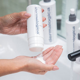 Daily%2BMicrofoliant%2Bpouring%2Bin%2Bhand_edited.jpg
