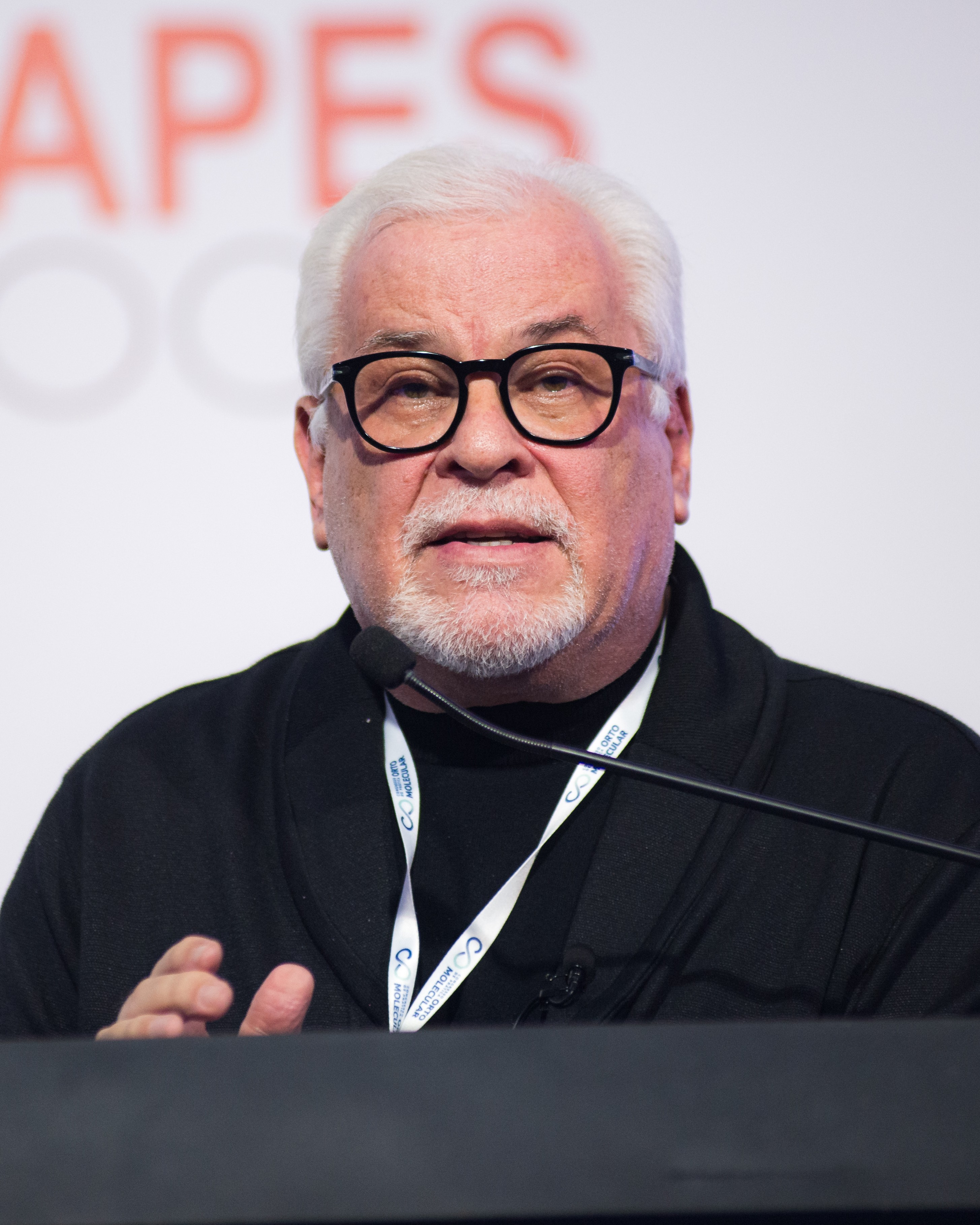 Dr. Efrain Olszewer