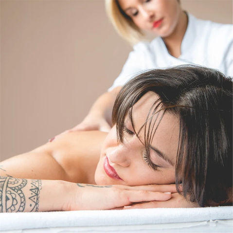 Frau genießt entspannende Rückenmassage im Beauty-Salon