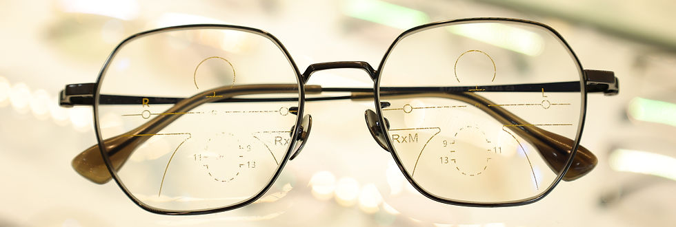 paire de lunettes avec verres progressifs