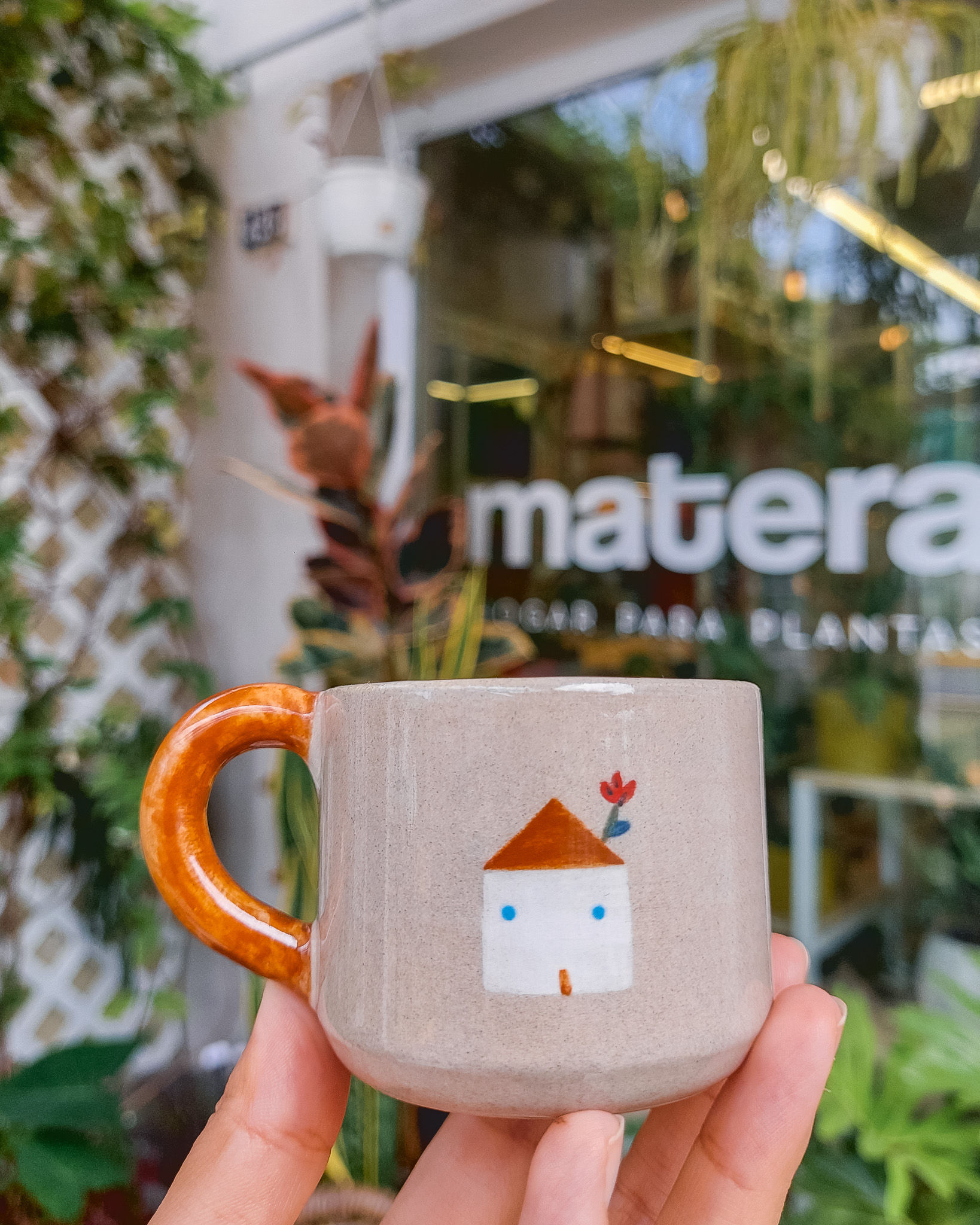 Taza Espresso Casa Flor Ermistad, taza espresso artesanal de cerámica con diseño de casita con flores, hecha a mano en Perú