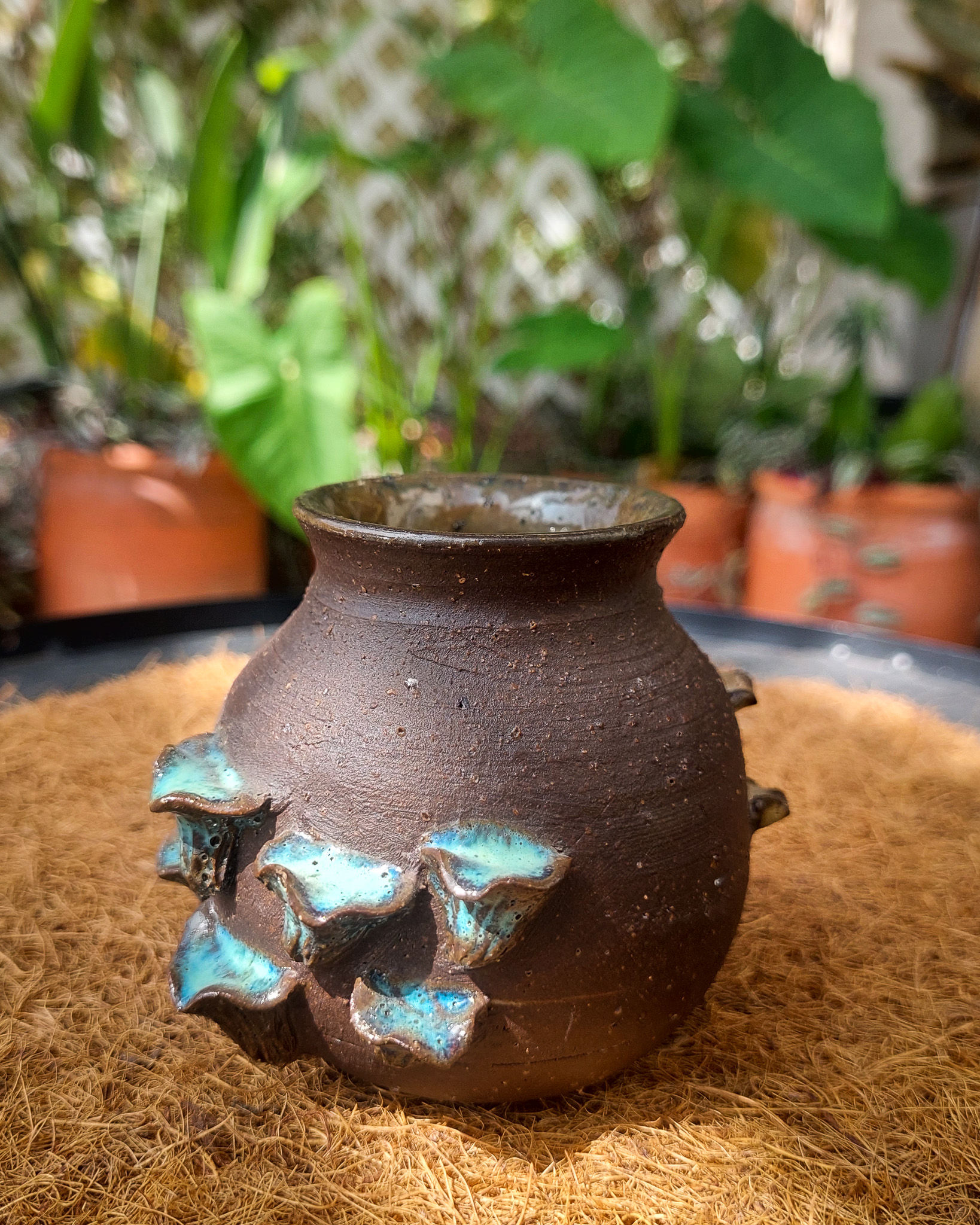 Florero ceramica Fungi Cafe Ultramarr Matera Lima: forma hongo cafe modelado a mano