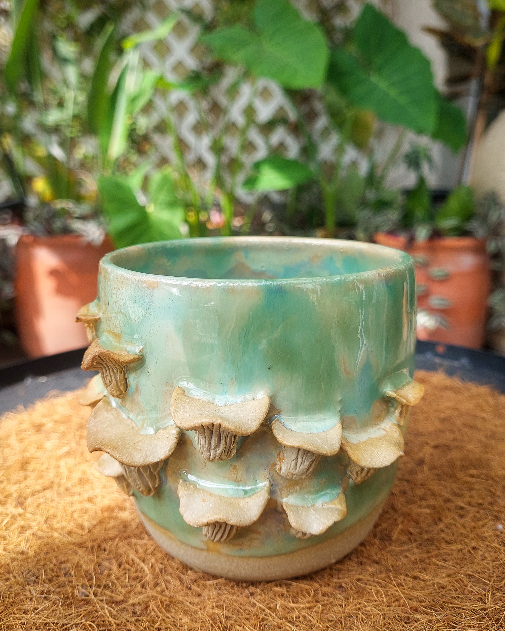 Maceta ceramica Fungi Verde Ultramarr #09 Matera Lima: modelada a mano irrepetible