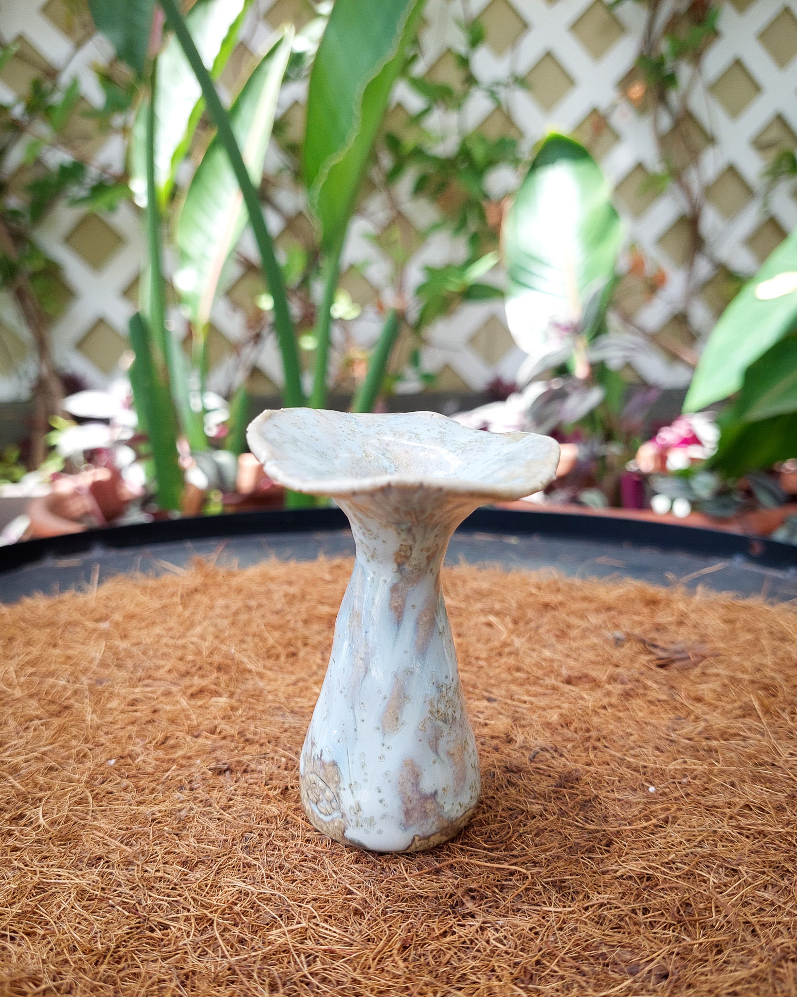 Hongo Celeste S Ultramarr, pieza decorativa artesanal de cerámica en forma de hongo celeste talla S, hecha a mano en Perú