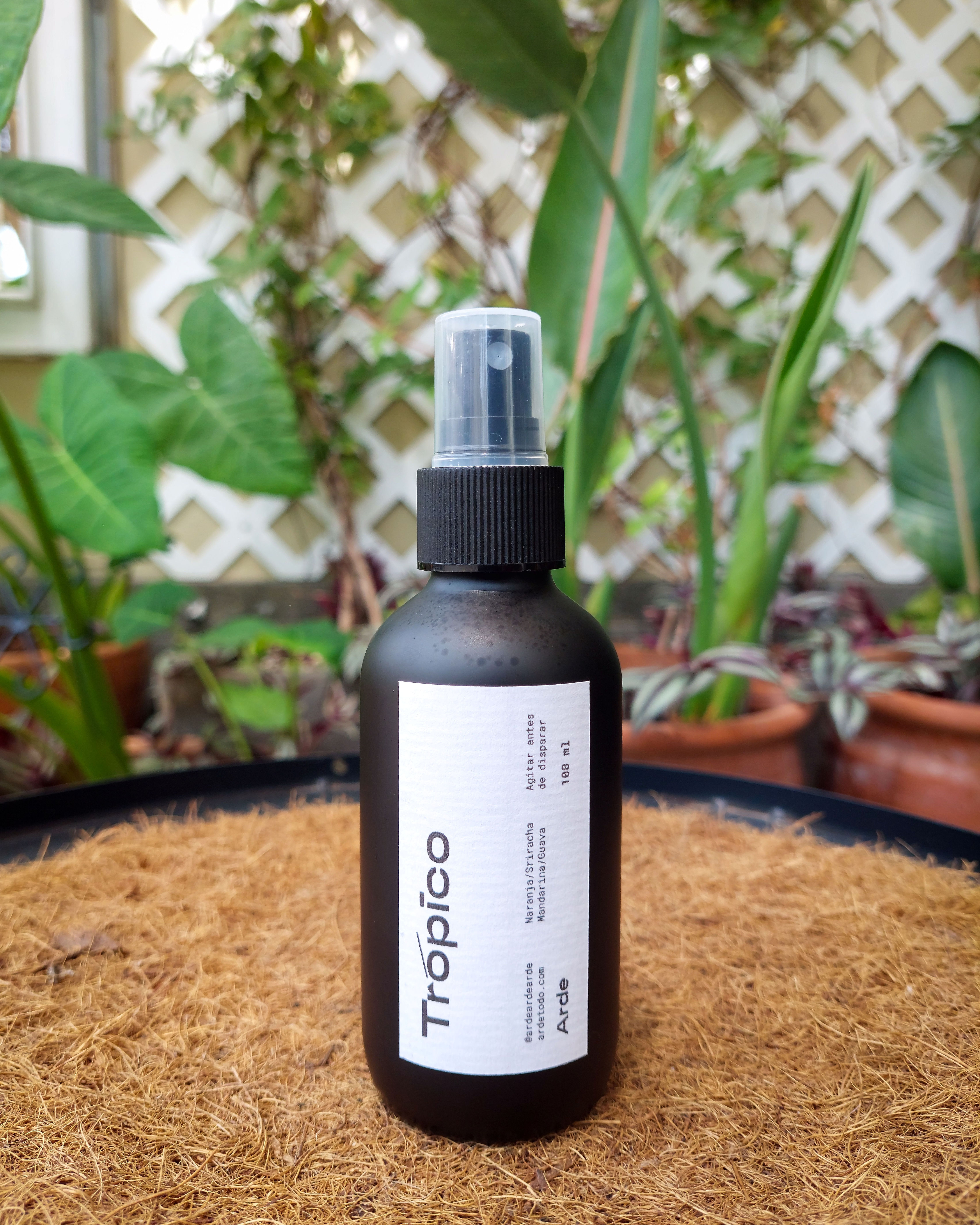 aromatizador Trópico Arde en botella negra con aroma frutal tropical