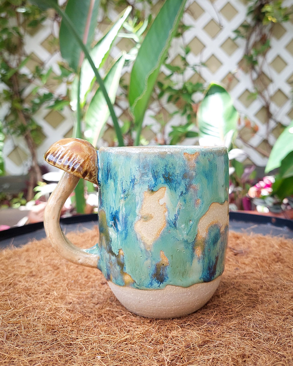 Taza Hongo Verde Ultramarr, taza artesanal de cerámica en tono verde con diseño de hongo, hecha a mano en Perú