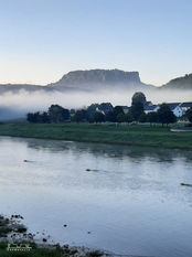 Nebel über dem Flußtal der Elbe in Rathen
