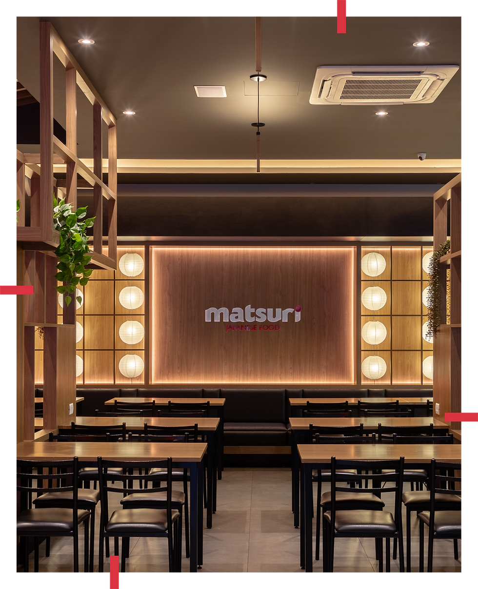 Área de refeições do Projeto Matsuri – reforma do restaurante japonês com mesa grande e elementos culturais integrados ao design, realizada pelo Kendy Kobayashi Arquitetos