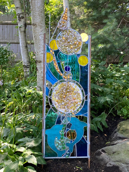 Sometimes there are sculptures whose design is powerful both back and front creating an even more powerful standing sculpture. 