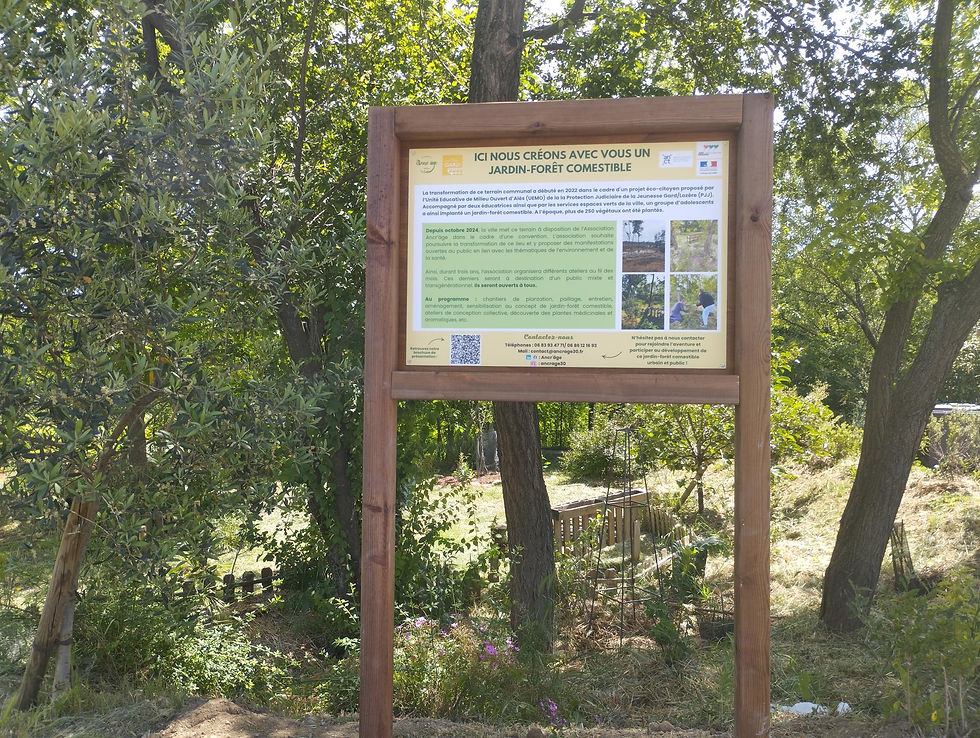 Le panneau d'entrée du jardin-forêt de la Royale à Alès