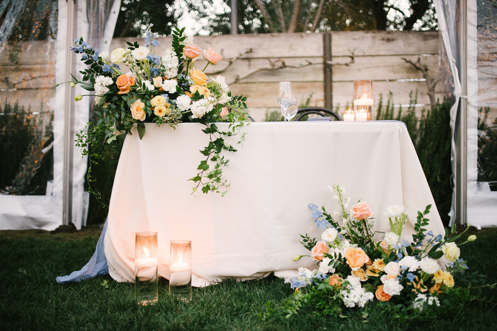 candles and flowers at the sweetheart table