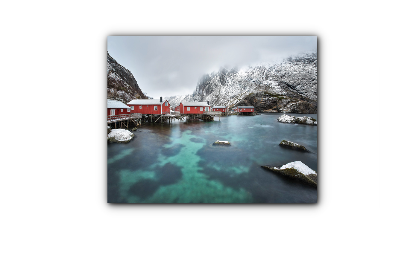 Røde hytter i stille vann og fjellandskap IR Varmepanel Veggbilde Panelovn