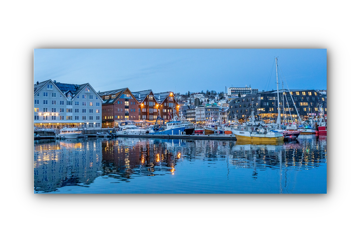 Vannspeil av båter på kvelden i Tromsø havn IR Varmepanel Veggbilde Panelovn