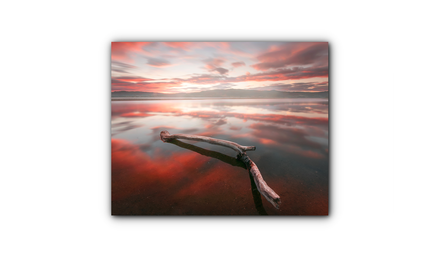 Røde skyer og solnedgang speilet i vannet IR Varmepanel Veggbilde Panelovn