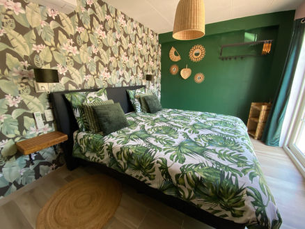 Tweepersoonskamer met privébadkamer en airconditioning in Gîte Le Chasselet