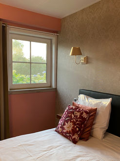 Tweepersoonskamer met privébadkamer en airconditioning in Gîte Le Chasselet